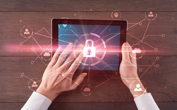 Hand met tablet met netwerkbeveiliging en online opslag systeemconcept — Stockfoto