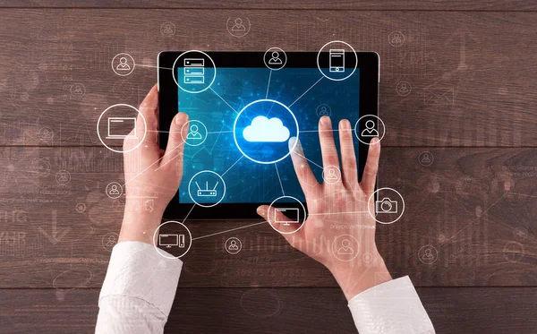 Hand met tablet met gecentraliseerde cloud computing systeemconcept — Stockfoto