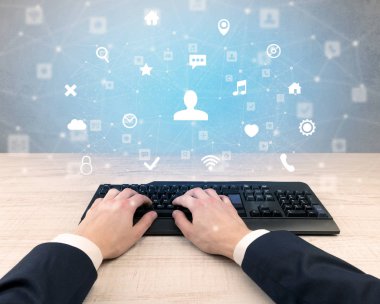 Sosyal Medya Icons çevresinde yazarak zarif işadamı el