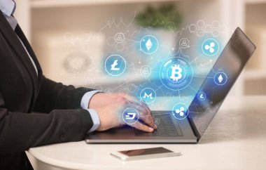 Bitcoin bağlantı ağı ve online kavramı ile dizüstü bilgisayar üzerinde çalışan iş kadın