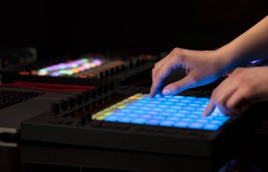 Karıştırma müzik MIDI denetleyicisi üzerindeki el