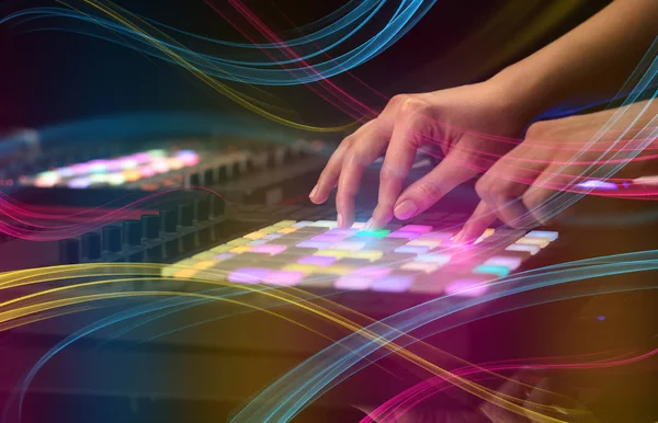 Blanda musik på MIDI-controller med färgglada vibe koncept — Stockfoto