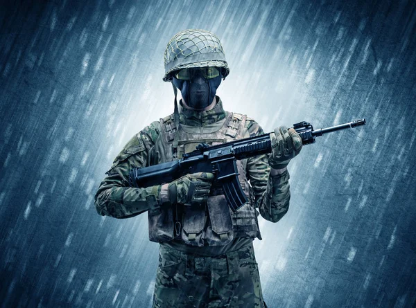 Soldado de pie en tiempo lluvioso —  Fotos de Stock