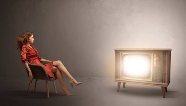 Genç bayan için vintage bir televizyon izlerken