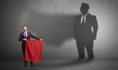 Boğa güreşçisi kavramı ve onun gölgesi arka planda ile işadamı