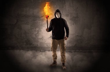 Yanan meşale önünde ufalanan duvar kavramı ile wayfarer