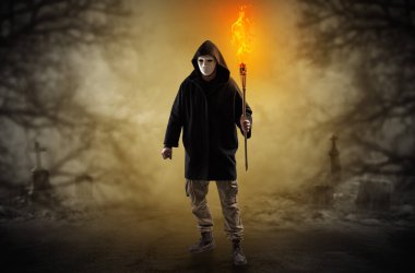 Adam flambeau yanma ile bir çalılık dan geliyor