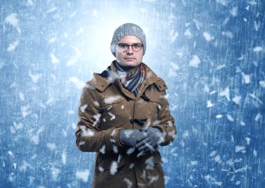 Yakışıklı çocuk kar fırtınası kavramı titreme