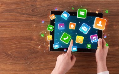 El tablet sıçrama uygulama simgeleri kavramı ile kullanma
