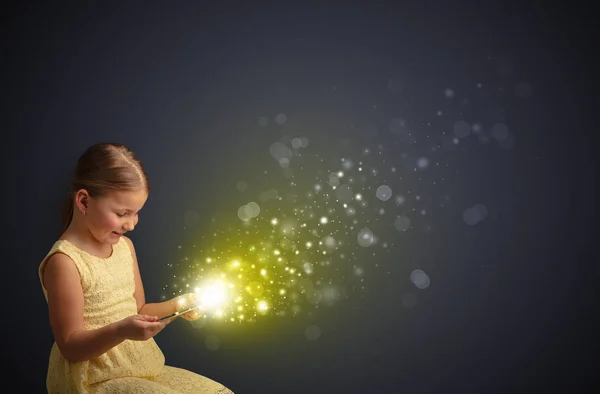 Μικρό παιδί παίζει σε αφρώδη tablet — Φωτογραφία Αρχείου
