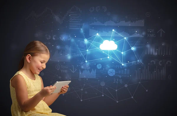 Ragazza che tiene tablet con concetto di tecnologia cloud — Foto Stock