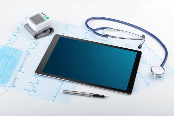 Медицина и современная технологическая концепция с копирайтом на планшете — стоковое фото