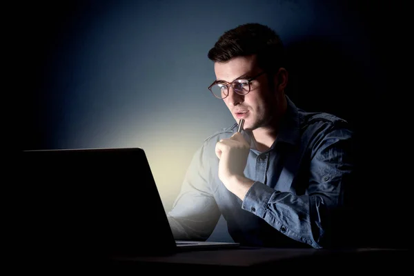 Businessman in the office at night — Stock Photo, Image