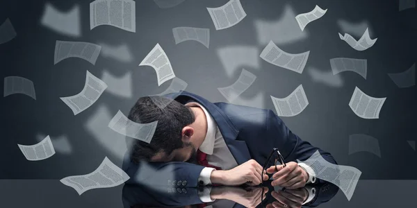 Affärsman somnade på kontoret med pappersarbete koncept — Stockfoto