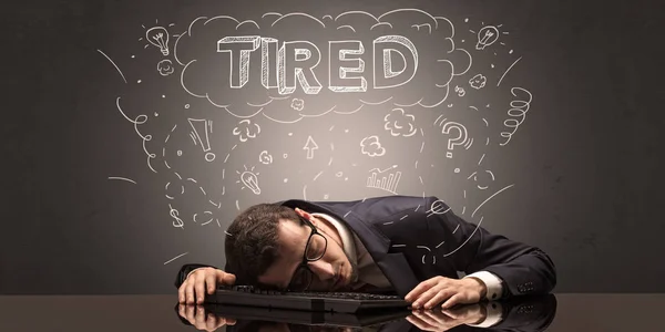Empresario se quedó dormido en su lugar de trabajo con ideas, sueño y concepto cansado — Foto de Stock