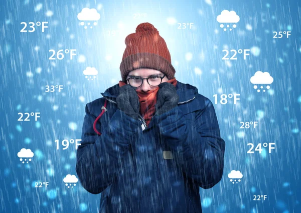 Garçon gelant dans des vêtements chauds avec le concept de condition météorologique — Photo