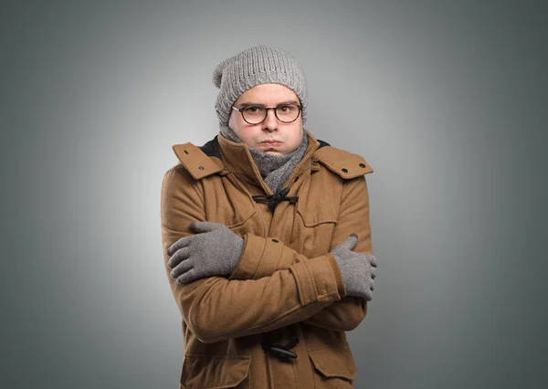 Bello ragazzo congelamento in Caldo abbigliamento — Foto Stock