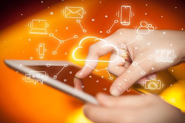 El tablet bulut teknoloji sistem konsepti ile çalışma