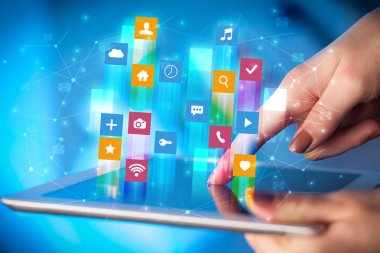 El ile uygulama simgeleri etrafında uçan tablet kullanma