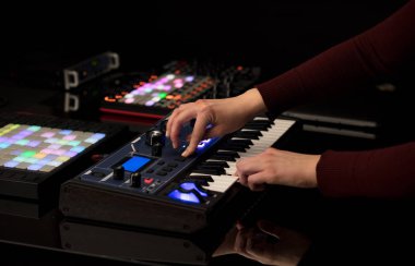 Karıştırma müzik MIDI denetleyicisi üzerindeki el
