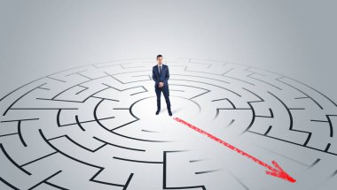İşadamı labirent aracılığıyla gidiş