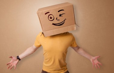 Mutlu karton kutu yüzü olan genç adam
