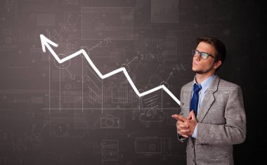 Artan grafik kavramı ile duran kişi