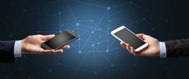 Akıllı telefonlar holding iki eller yakın çekim