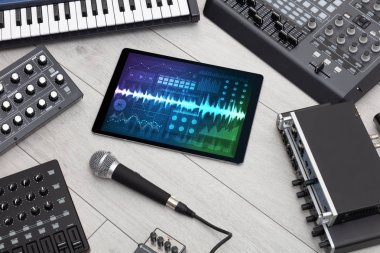 Müzik aletleri ve kayıt uygulaması ile tablet