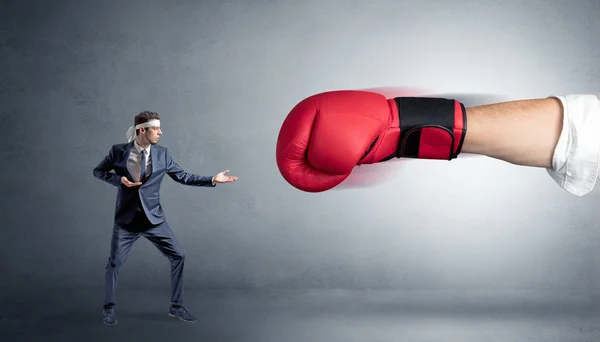 Pequeno homem lutando com grande luva de boxe vermelho — Fotografia de Stock