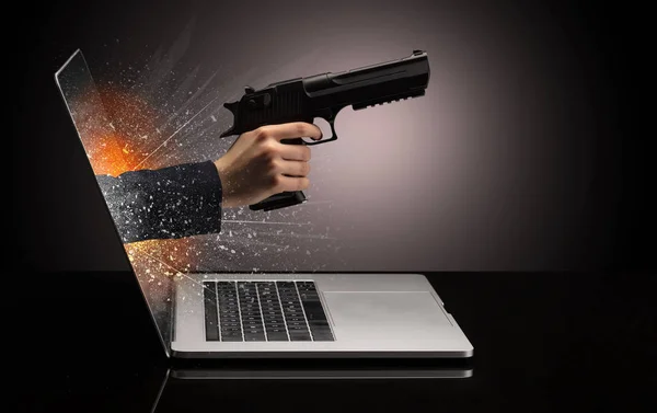 Hand mit Waffe aus dem Laptop — Stockfoto