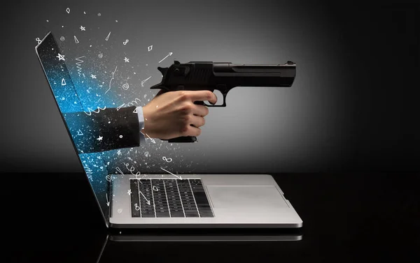 Hand mit Waffe aus Laptop — Stockfoto