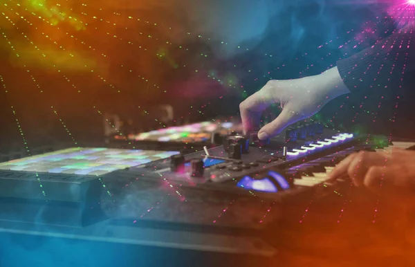 Mixare la musica sul controller midi con i colori dei club di partito intorno — Foto Stock