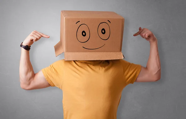 Homme avec tête de boîte en carton souriante — Photo