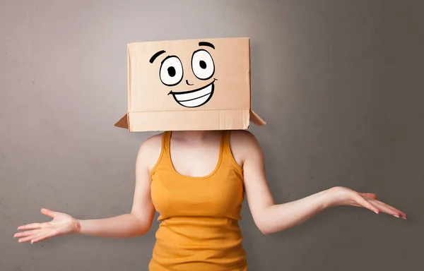 Chica joven con cara de caja de cartón feliz —  Fotos de Stock
