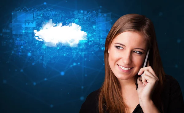 Людина розмовляє по телефону з концепцією хмарних технологій — стокове фото