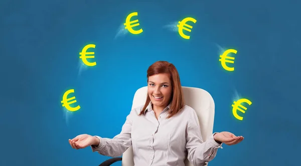 Persona malabares con símbolo del euro —  Fotos de Stock