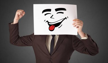 Bir kağıt ile cool ifade yüz tutan kişi