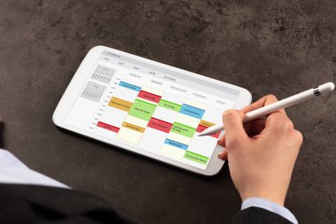 İş kadını zamanlama her programı Tablet