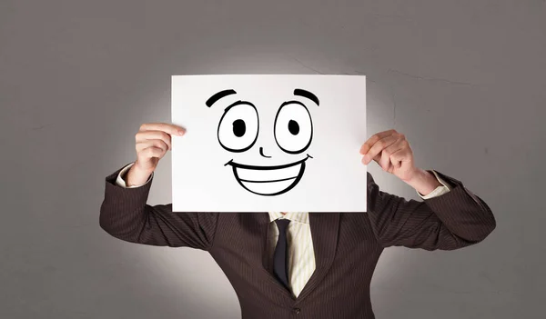 Studente in possesso di un documento con emoticon ridere di fronte al suo volto — Foto Stock