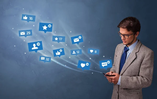 Jong persoon met behulp van telefoon met sociale media concept — Stockfoto