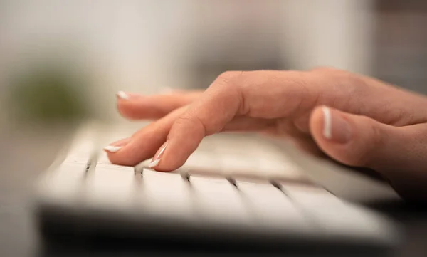 Zakelijke vrouw hand typen op toetsenbord — Stockfoto