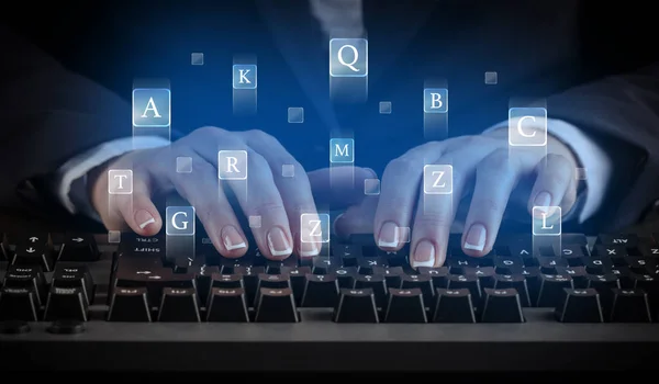 Mujer escribiendo en el teclado con letras alrededor —  Fotos de Stock