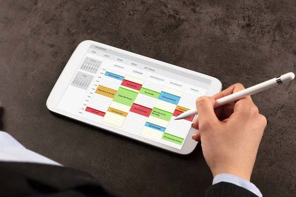 Business woman schedule her program on tablet — Stock Photo, Image