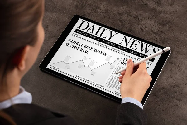 Business woman reading news — Stock Photo, Image