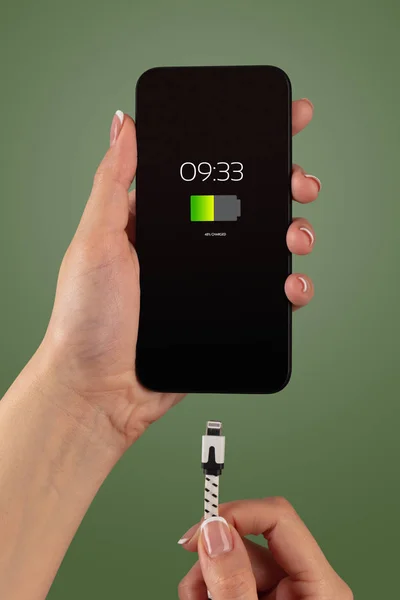 Hand charging phone — Stock Photo, Image