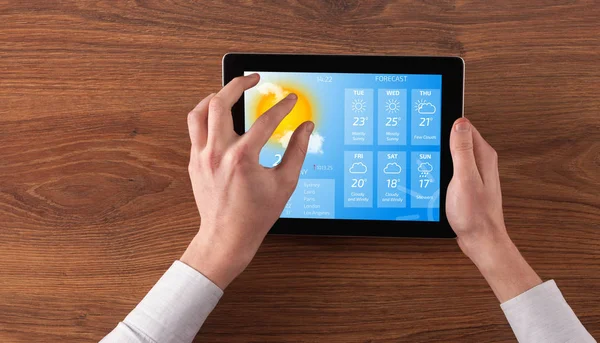 Mão verificando o tempo no tablet — Fotografia de Stock