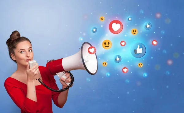 Persona che parla in altoparlante con concetto di social media — Foto Stock