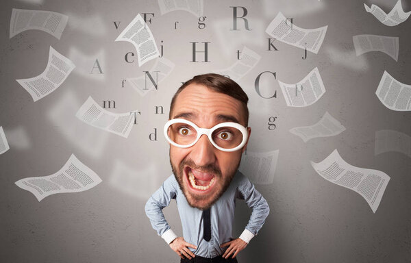 Большая голова на маленьком теле с летающими документами
