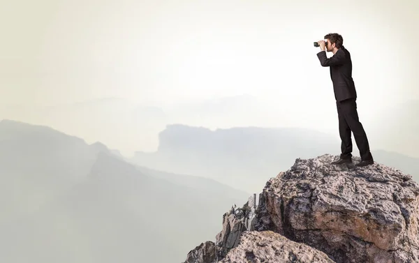 Zakelijke persoon op de top van de rots — Stockfoto